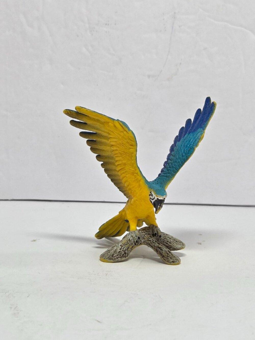 Schleich Retired Blue Macaw #14960 Plastic‎ Figurine w/ Tree Base 2012